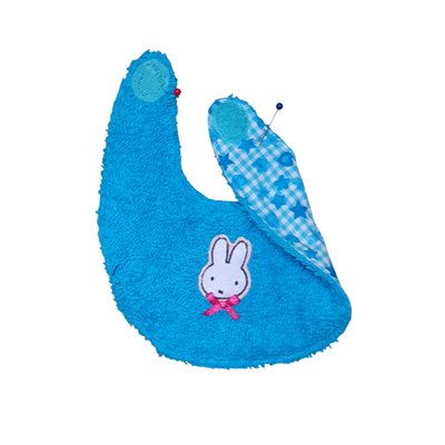 Slabbetje met applicatie, gevoerd